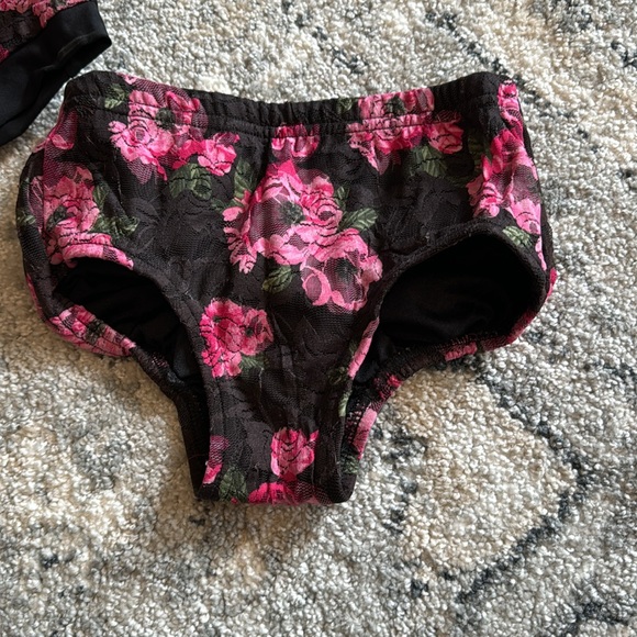 Details Dancewear Set - Picture 2 of 6